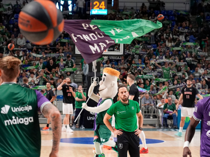 Marcos Cerveró observa el calentamiento de Unicaja