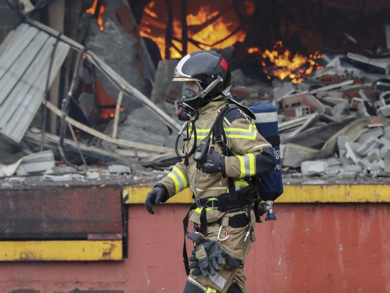 Los bomberos, en la extinción del incendio en una nave industrial de Silvota (Llanera)