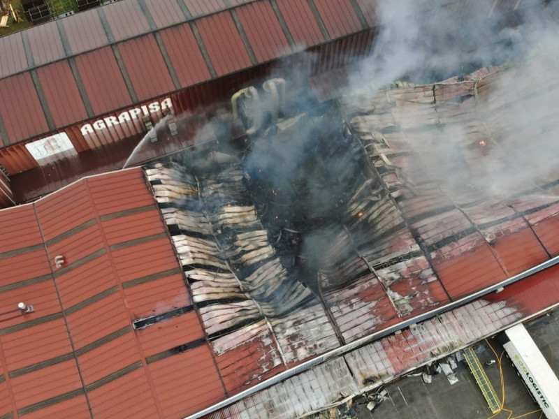 El incendio en el polígono de Silvota (Llanera), a vista de dron