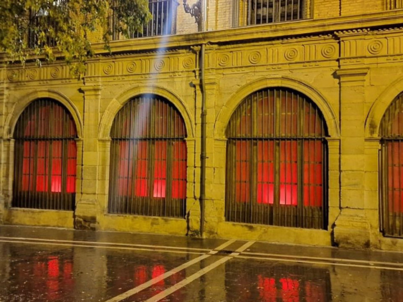 La capilla de San Fermín y la iglesia de San Miguel se iluminan de rojo en apoyo a cristianos perseguidos en el mundo