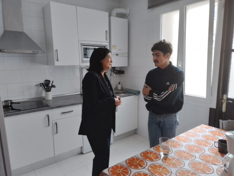 Yolanda Díez, concejala de vivienda de Bilbao, junto a Carlos Quiroga, un participante en el programa Jóvenes Solidarios