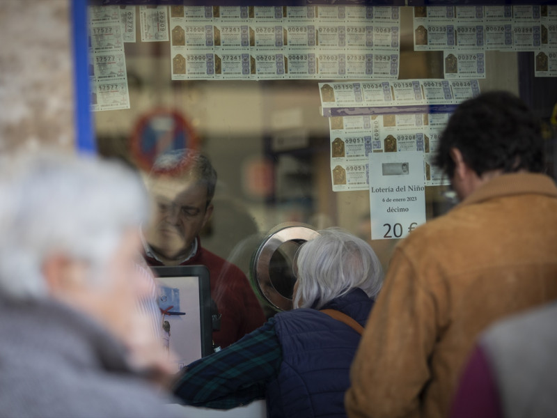 Varias personas hacen cola para comprar lotería para el Sorteo Extraordinario del Niño