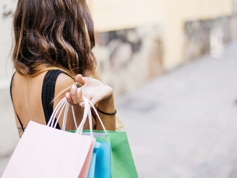 Mujer y compras