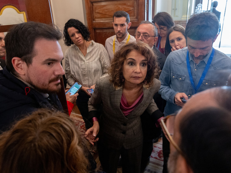 La vicepresidenta primera y ministra de hacienda, María Jesús Montero, atiende a los medios durante una sesión plenaria en el Congreso de los Diputados, a 21 de noviembre de 2024, en Madrid (España). La ley del impuesto a las multinacionales que impone la Unión Europea, en la que se ha añadido parte del paquete fiscal que el Gobierno había anunciado, llega hoy a sus últimas votaciones en el Congreso con varios detalles de su articulado en el aire y con la amenaza de Podemos de votar en contra y tumbar el proyecto. Tras superar su trámite en la Comisión de Hacienda, la ley desemboca en el Pleno todavía con la incertidumbre de saber si finalmente saldrá adelante, de momento, el texto no incluye los impuestos a banca y energéticas que exigen Sumar, Podemos, ERC, Bildu y BNG.

Eduardo Parra / Europa Press
21 NOVIEMBRE 2024;REFORMA;FISCAL;AFRONTA;ÚLTIMO;EXAMEN;CONGRESO
21/11/2024