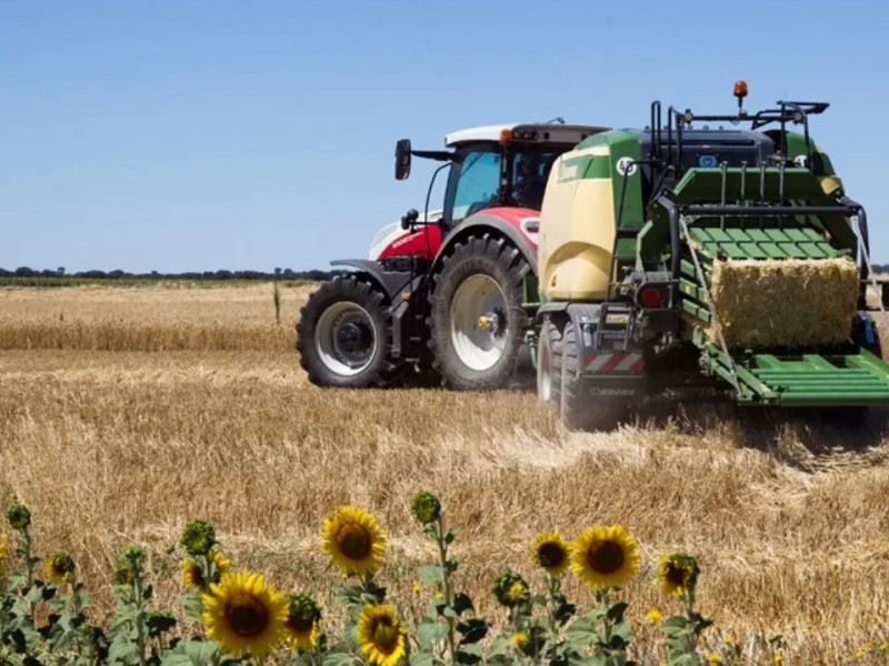 Un tractor durante la cosecha de cereales