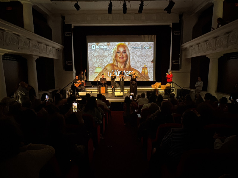 El teatro Cajasol se llenó para escuchar a La Húngara