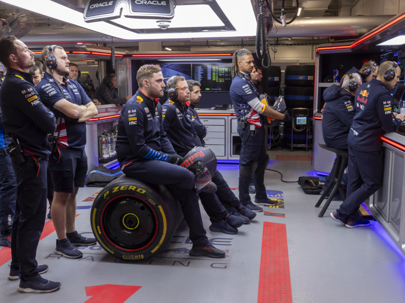 Los mecánicos de Red Bull observan la sesión de libres en Las Vegas.