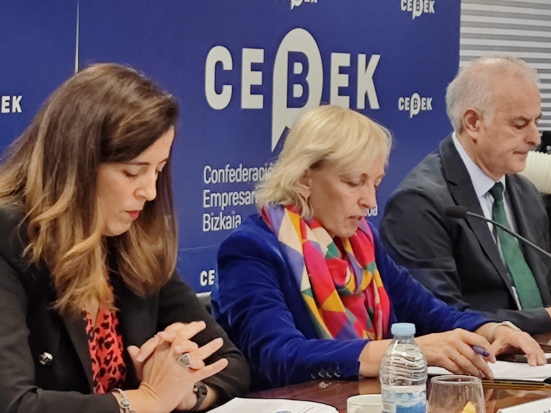 María López Negrete (izda.) junto a la presidenta de CEBEK, Carolina Pérez Toledo