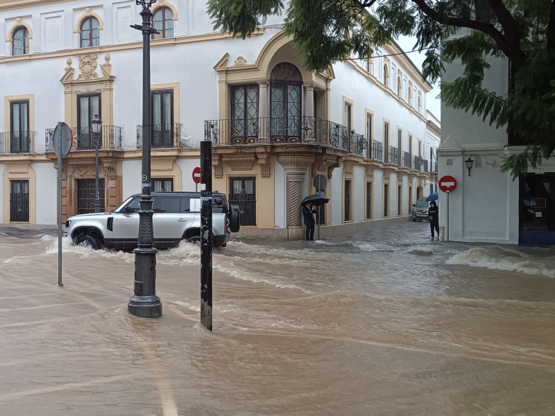 Calle Porvera en Jerez con agua acumulada por las lluvias de la Dana