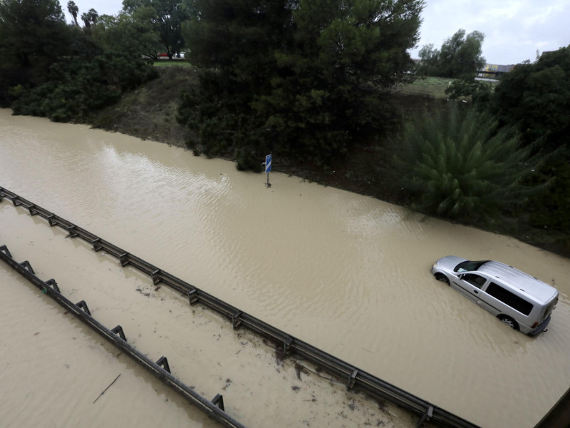 Un coche atrapado en una carretera en la localidad gaditana de Jerez de la Frontera