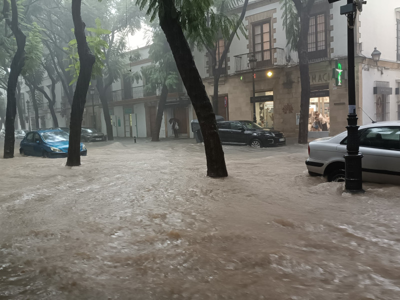 Calle Porvera en Jerez con agua acumulada por las lluvias de la Dana que atravesó la provincia