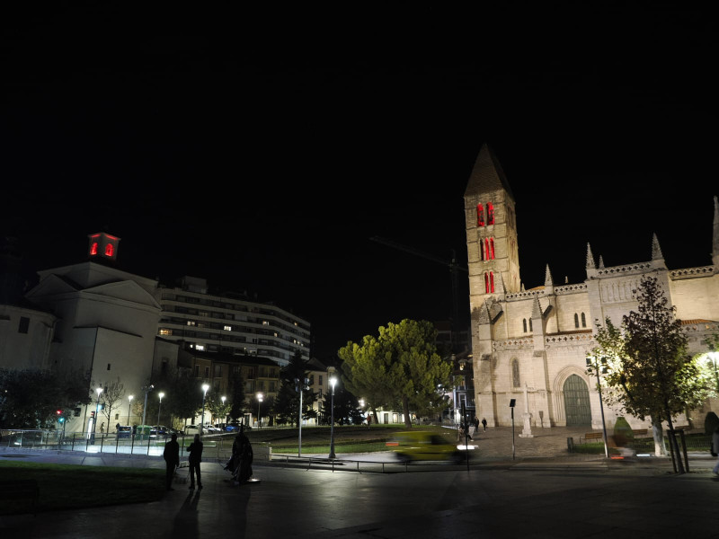 La Antigua de Valladolid vestida de rojo en la REDWEEK