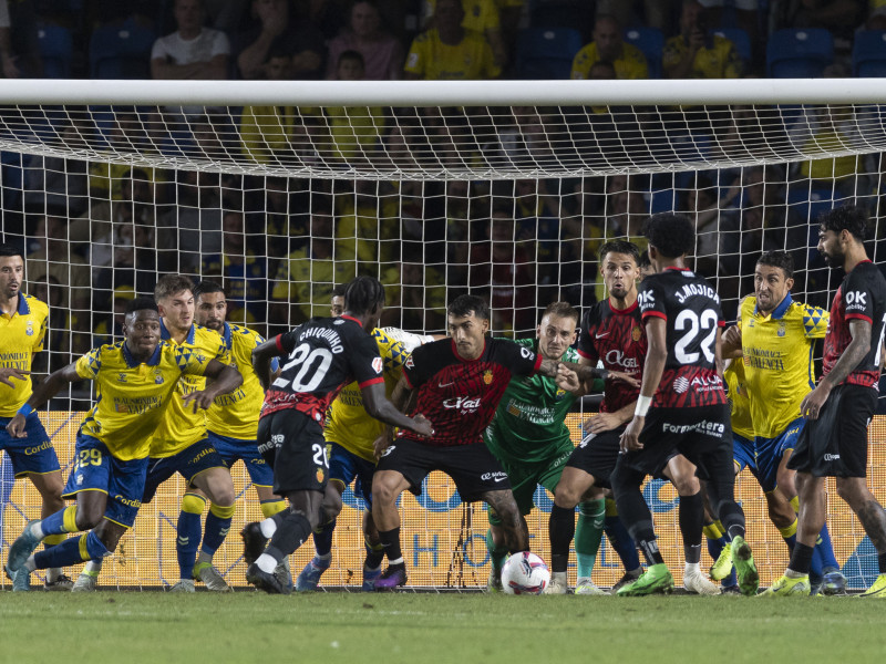 Mojica antes de golpear el balón en la falta que ha significado el tercer gol del equipo balear