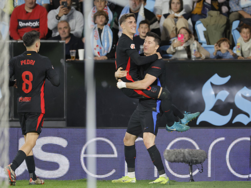 Robert Lewandowski celebra con Gavi el segundo gol del equipo barcelonista