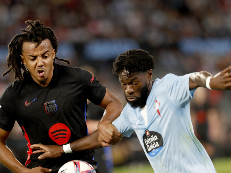 Jonathan Bamba y Jules Koundé pelean por un balón durante el partido.