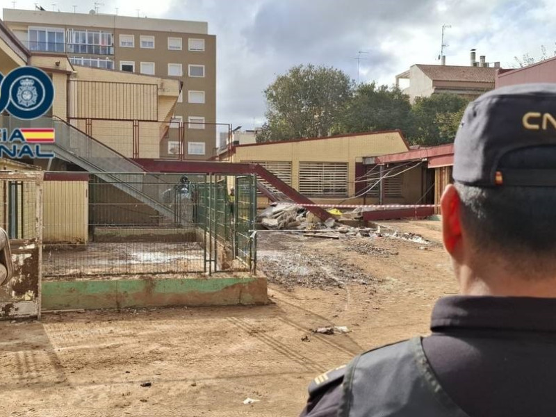 Fallece un operario y otro resulta herido tras derrumbarse el porchado de un colegio en Massanassa

REMITIDA / HANDOUT por POLICÍA NACIONAL
Fotografía remitida a medios de comunicación exclusivamente para ilustrar la noticia a la que hace referencia la imagen, y citando la procedencia de la imagen en la firma
24/11/2024