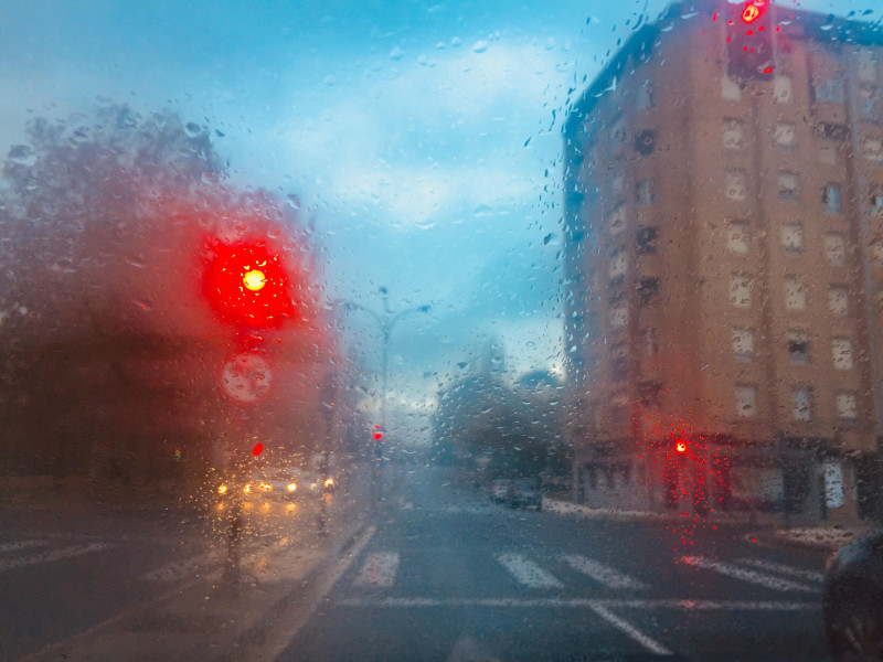 Semáforo en rojo en un día lluvioso desde un coche