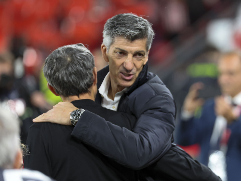 Ernesto Valverde e Imanol Alguacil se saludan antes del inicio del encuentro