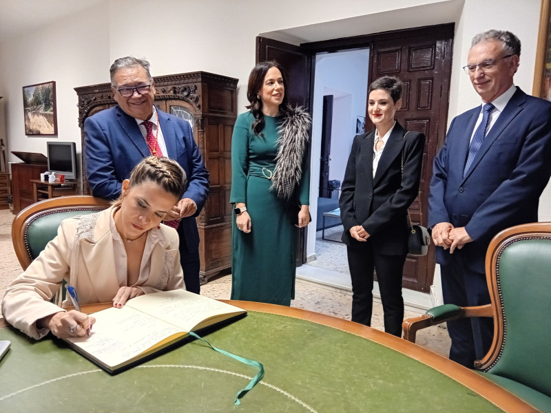 Victoria Tramonte firma en el libro de honor del Ayuntamiento