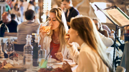 Chicas comiendo en un restaurante
