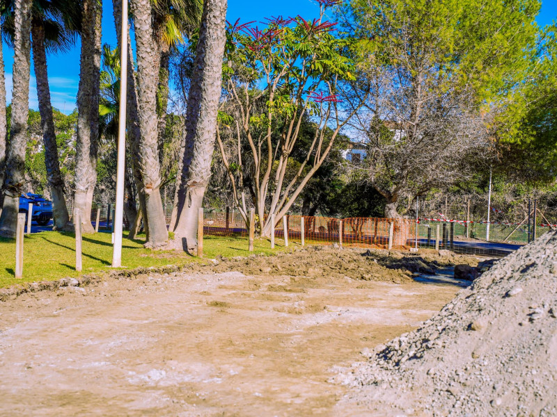 Comienzan las obras de las nuevas zonas verdes y aparcamientos en Playa Granada