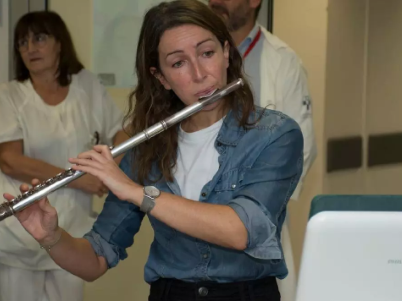 Una mujer toca un instrumento en la UCI del hospital de Oviedo