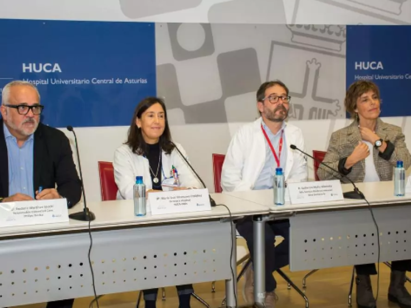 El jefe de la UCI del HUCA, la directora, el responsable de Connected Care Philips Ibérica y  la directora de la Fundación Musical 'Ciudad de Oviedo'