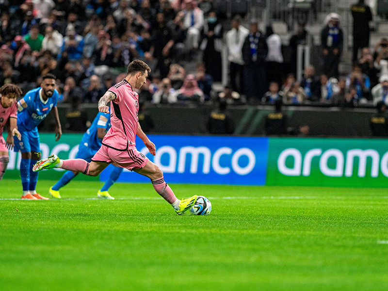 Lionel Messi del Inter Miami marca el segundo gol de su equipo durante el primer partido de fútbol de la Copa de Temporada de Riad entre Al Hilal e Inter Miami en el Kingdom Arena