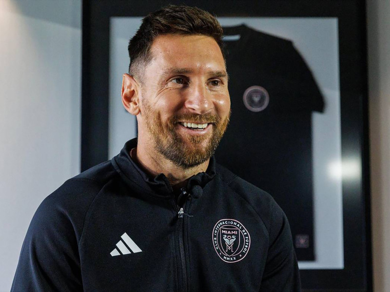 Lionel Messi del Inter de Miami reacciona durante una conferencia de prensa en el estadio DRV PNK