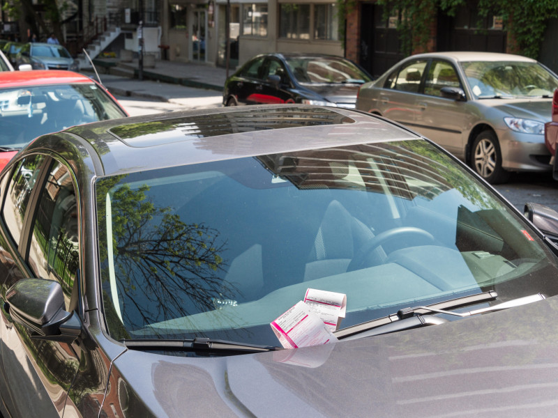 Una multa de aparcamiento en un coche