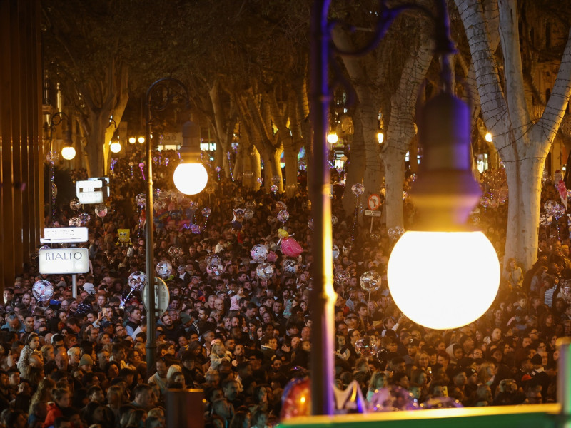 Cientos de personas durante el encendido de las luces de Navidad 2024, a 23 de noviembre de 2024, en Palma de Mallorca