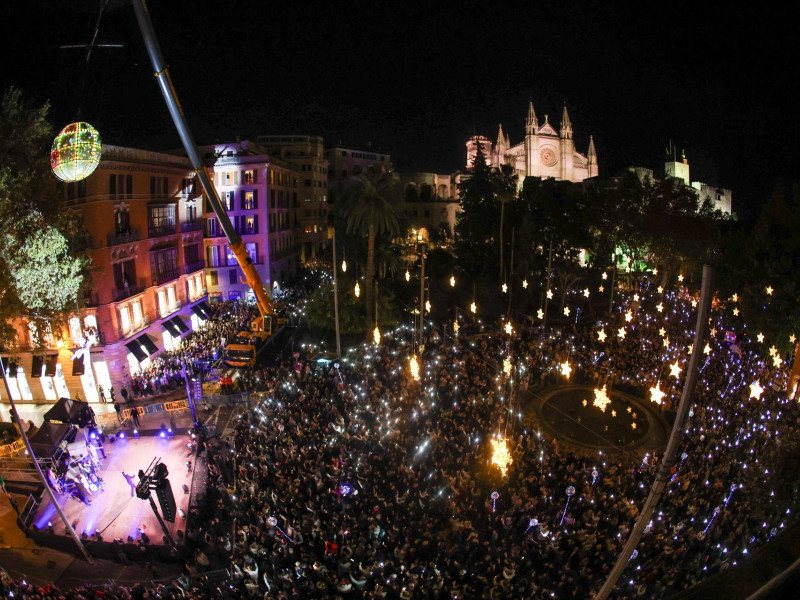 Cientos de personas durante el encendido de las luces de Navidad 2024, a 23 de noviembre de 2024, en Palma de Mallorca