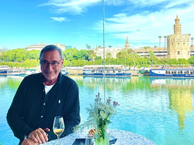 Carlos Herrera, con una copa de vino en Sevilla