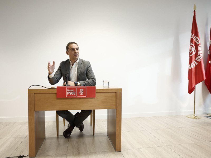 El secretario general del PSOE-M, Juan Lobato, durante su comparecencia ante los medios en la Asamblea de Madrid