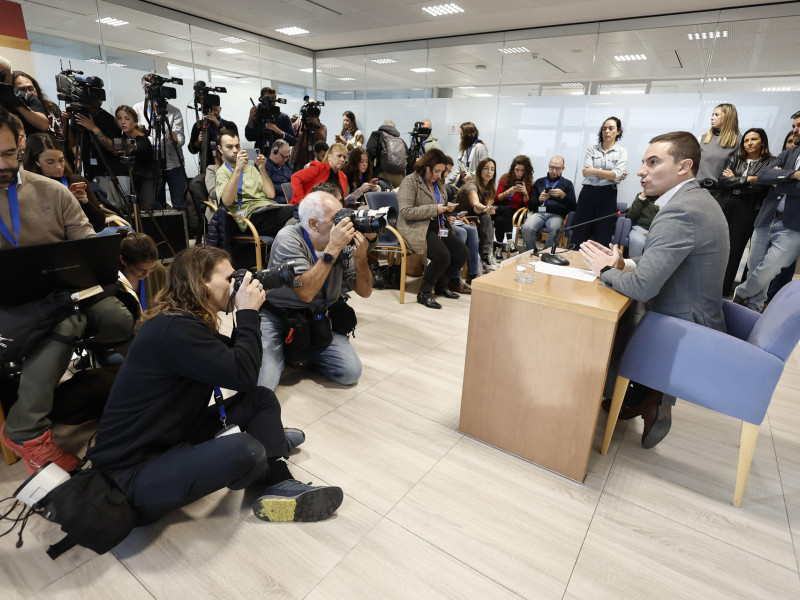 El secretario general del PSOE-M, Juan Lobato, durante su comparecencia ante los medios en la Asamblea de Madrid