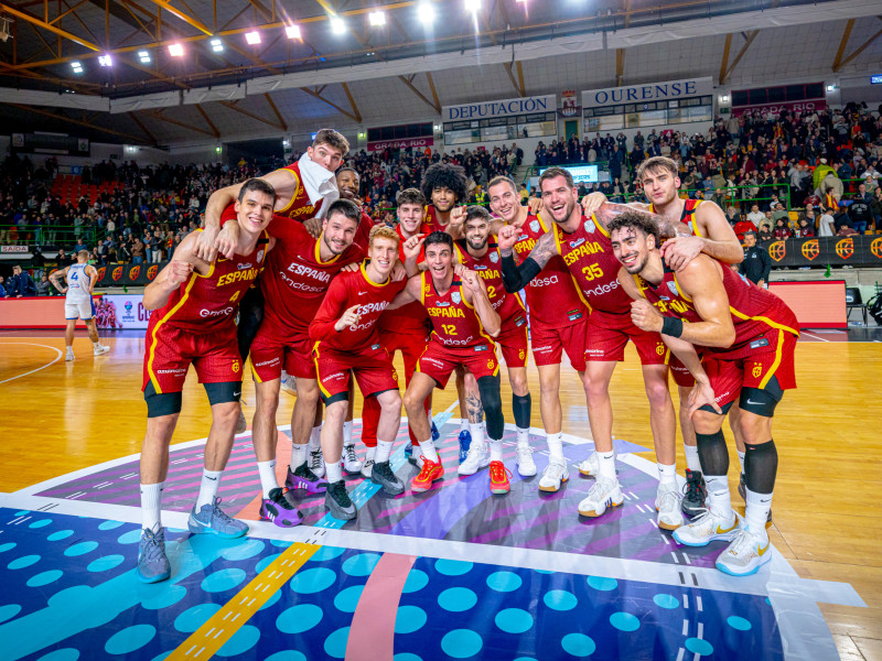 Puerto celebra con sus compañeros de selección la clasificación para el Eurobasket