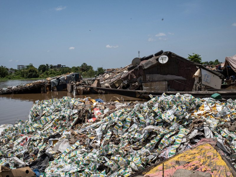 Acumulación de plásticos y desechos a consecuencia de las inundaciones en Mali