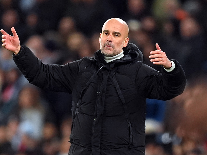 El entrenador del Manchester City, Pep Guardiola, hace un gesto en la línea de banda durante el partido de fútbol de la UEFA Champions League entre el Manchester City y el Feyenoord en el Etihad Stadium