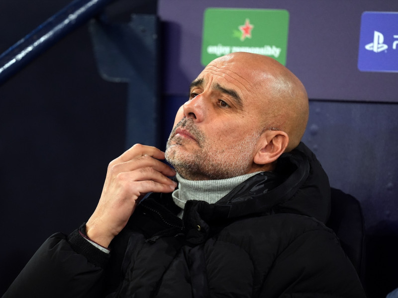 El entrenador del Manchester City, Pep Guardiola, hace un gesto en la línea de banda durante el partido de fútbol de la UEFA Champions League entre el Manchester City y el Feyenoord en el Etihad Stadium