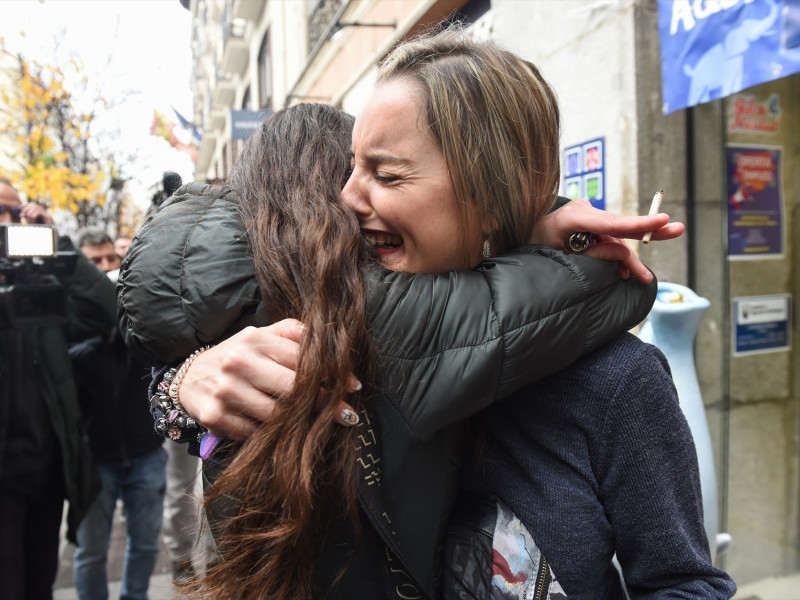 Empleados de la administración situada en la calle Arenal celebran que han vendido parte del número 5490 correspondiente al 'Gordo' del Sorteo Extraordinario de la Lotería de Navidad, a 22 de diciembre de 2022, en Madrid