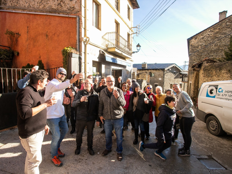 Vecinos de Puigcerdà, donde se encuentra la administración situada en el Paseo Deu d'Abril que ha vendido parte del número 04074 correspondiente al  'Segundo Premio’' del Sorteo Extraordinario de la Lotería de Navidad celebran el suceso, a 22 de diciembre de 2022, en Puigcerdà, Girona