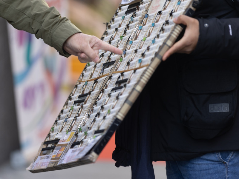 Una persona elige un décimo de la administración de lotería Doña Manolita de cara al Sorteo Extraordinario de la Lotería de Navidad, a 14 de diciembre de 2023, en Madrid