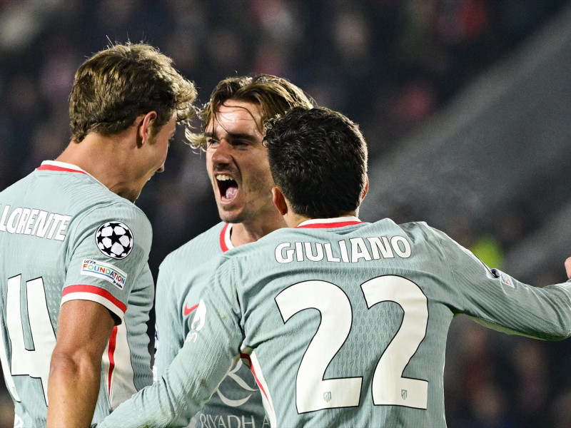 Antoine Griezmann (C) del Atlético de Madrid celebra el cuarto gol de su equipo con sus compañeros durante el partido de fútbol de la UEFA Champions League entre el AC Sparta de Praga y el Atlético de Madrid en el epet ARENA