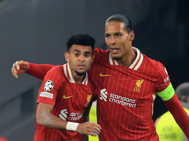 El Liverpool celebra un gol de Luis Diaz
