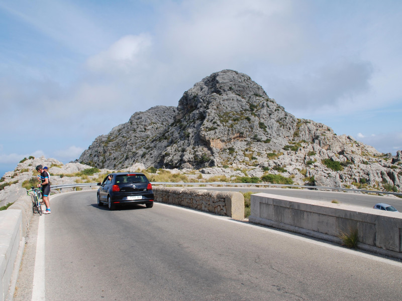 Ciclistas y coches en la sinuosa carretera hacia Sa Calobra, en lo alto de las montañas de Tramuntana, en la isla española de Mallorca