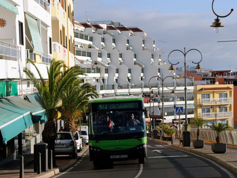 Autobús público que pasa por el pueblo de Puerto Santiago cerca de Los Gigantes sur Tenerife Islas Canarias