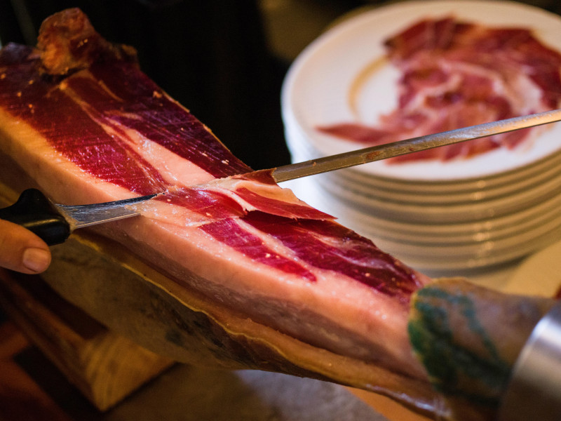 Corte de jamón ibérico en el Restaurante El Monte, Salamanca, España