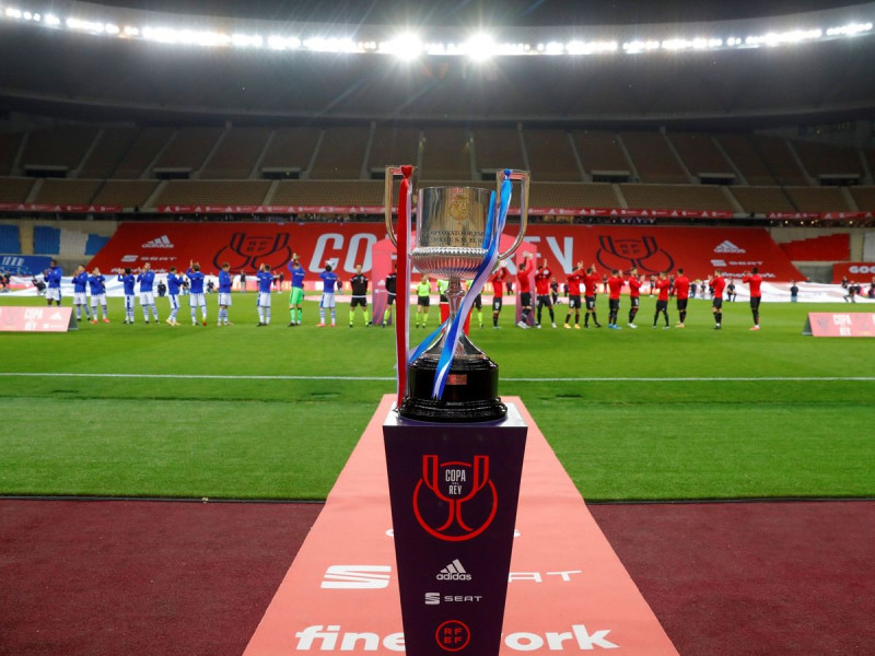 El trofeo de la Copa del Rey en el Estadio de la Cartuja (Sevilla)