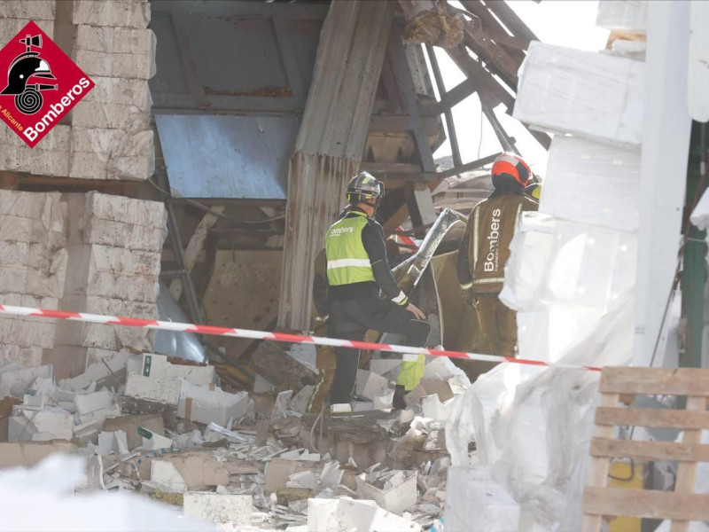 La nave de embalajes y envases de plástico ha quedado destrozada.