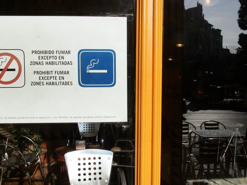 Cartel de 'prohibido fumar' en una cafetería de Valencia